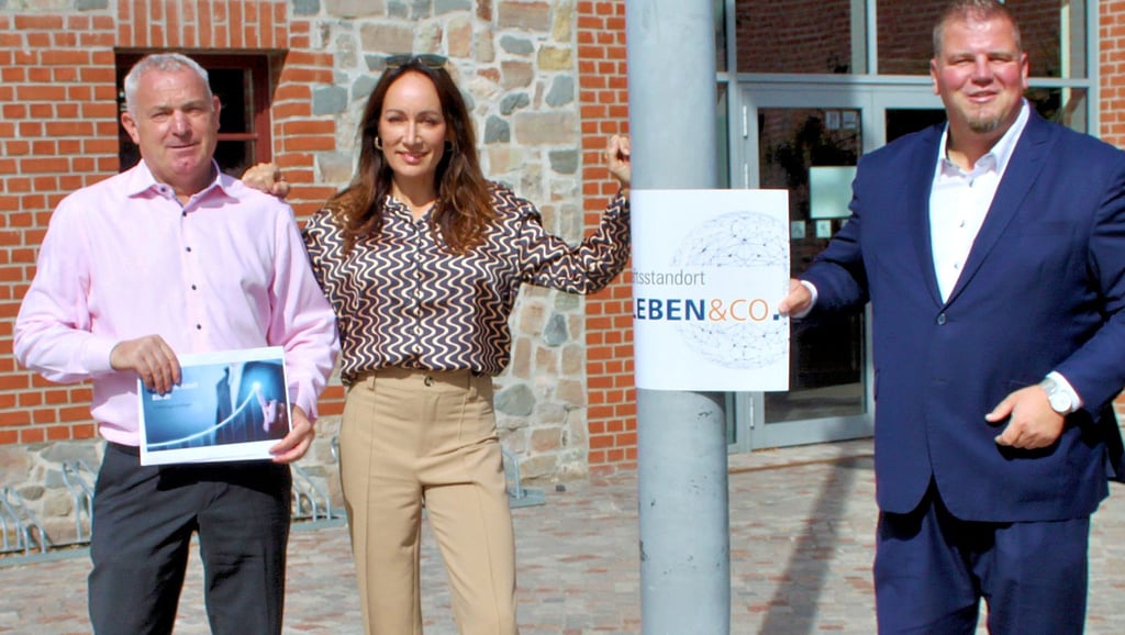 Jens Lücke, Susi Brandt und Frank Nase (von links) werben für den "Wirtschaftsball der Börde" am 12. November in Barleben.