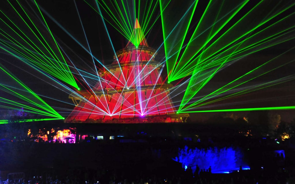 Tausende Besucher zog 2015 eine Licht-Laser-Show am Jahrtausendturm im Elbauenpark in ihren Bann. So oder ähnlich und an diesem oder anderem Ort hätten sich drei Ratsfraktionen eine zentrale Silvestershow für Magdeburg gewünscht. Daraus wird wenigstens vorerst nichts.
