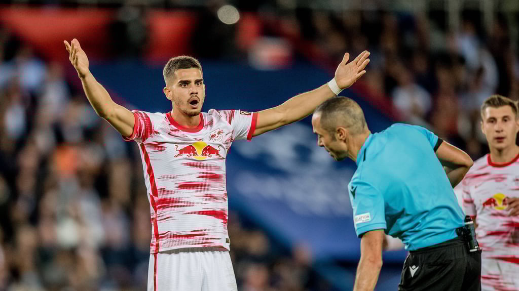 Lautstarkes Meckern beim Schiedsrichter soll in der Champions League resolut bestraft werden.