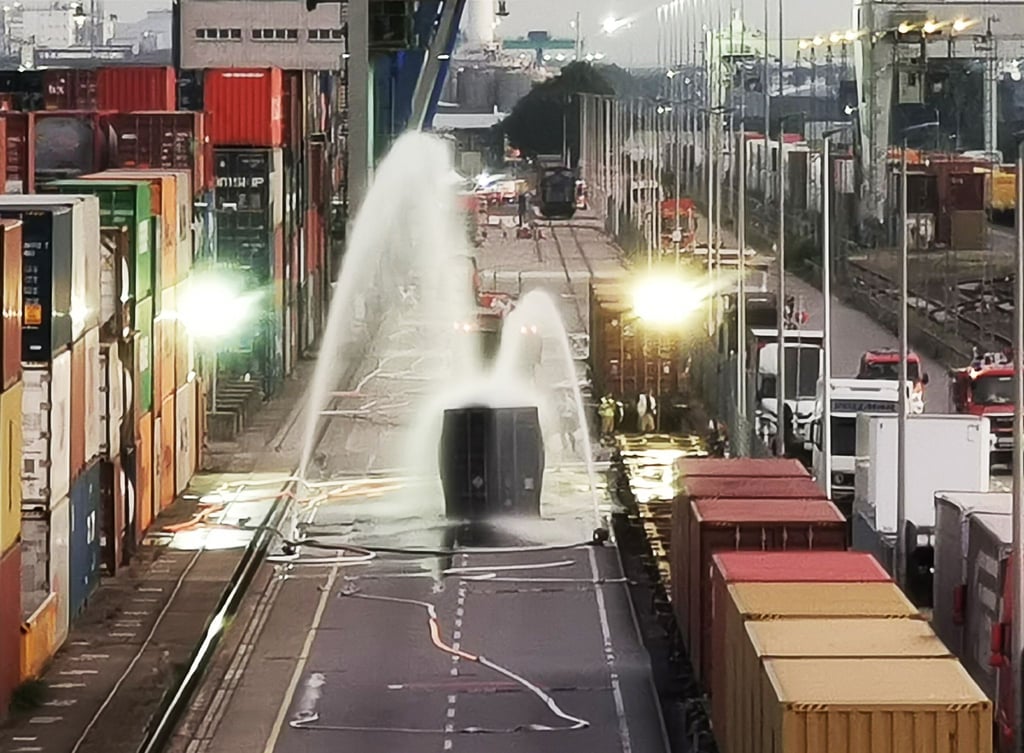 Die Feuerwehr kühlte den Container, der mit 200 Fässern Hydrosulfit gefüllt war.