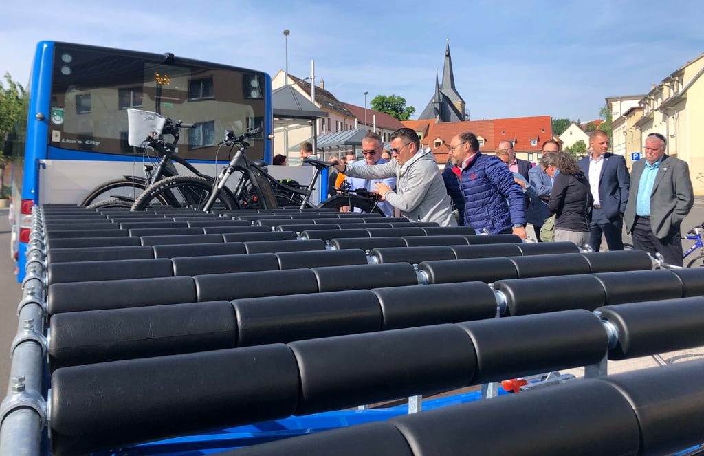 Beim Aktionstag im Mai: Landrat Andre Schröder verlädt sein Fahrrad in den neuen Radbus..