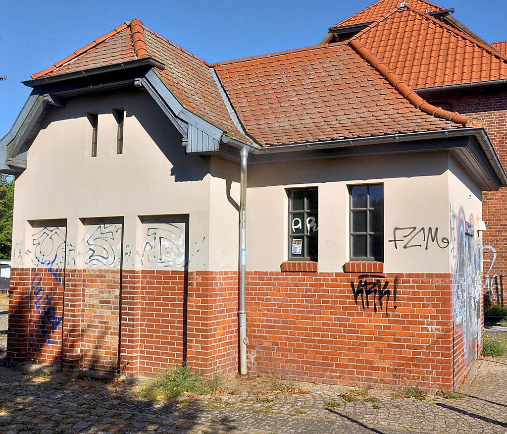 2013 wurde dieses Gebäude am Osterburger Bahnhof geschlossen. Seitdem hat die Stadt keine öffentliche Toilette mehr.