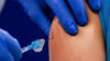 Im Kampf gegen das Coronavirus hat die Europäische Arzneimittel-Agentur EMA den Weg für zwei an die Omikron-Variante angepasste Impfstoffe freigemacht.