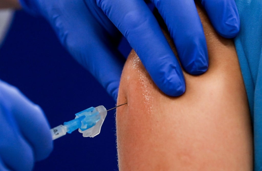 Im Kampf gegen das Coronavirus hat die Europäische Arzneimittel-Agentur EMA den Weg für zwei an die Omikron-Variante angepasste Impfstoffe freigemacht.