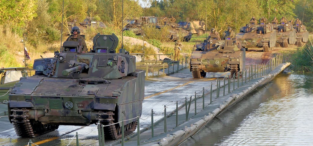 Die CV90-Panzer setzen bei Göttlin über die Havel. Neben den niederländischen Streitkräften nutzen weitere europäische Armeen wie Dänemark, Norwegen, Finnland, Estland und die Schweiz die Panzer aus Schweden.