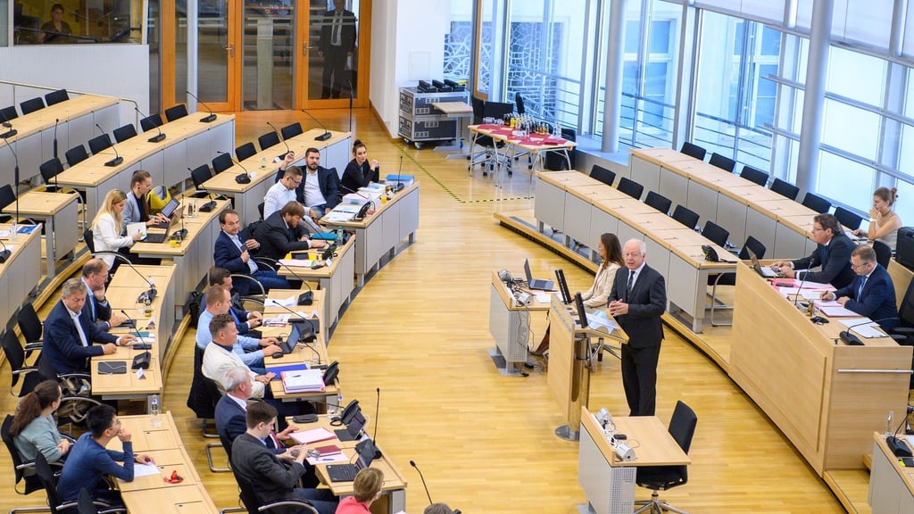 Tom Buhrow, Vorsitzender der ARD, spricht im Plenarsaal des Landtages von Sachsen-Anhalt zu Abgeordneten.