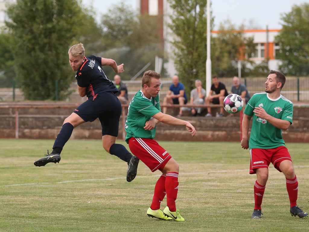 Max Dittwe (l.) will es mit dem MSV Börde acht Tage nach der Punktspiel-Niederlage in Schönebeck nun besser machen – heute in der zweiten Runde des Landespokals gegen die Unioner.