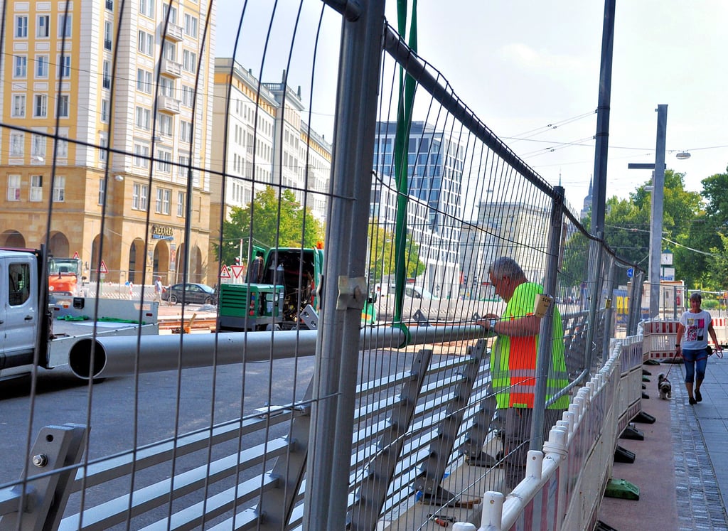Arbeiten an der Magdeburger Tunnelbaustelle: Unter anderem ist derzeit die Montage der Geländer an drei der vier Tunnelportale ein Thema – hier ein Bild von der Ausfahrt aus dem Tunnel in Richtung Innenstadt neben dem City Carré.