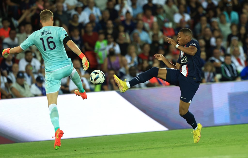 Monacos Torhüter Alexander Nübel klärt vor dem heraneilenden Kylian Mbappe von PSG.