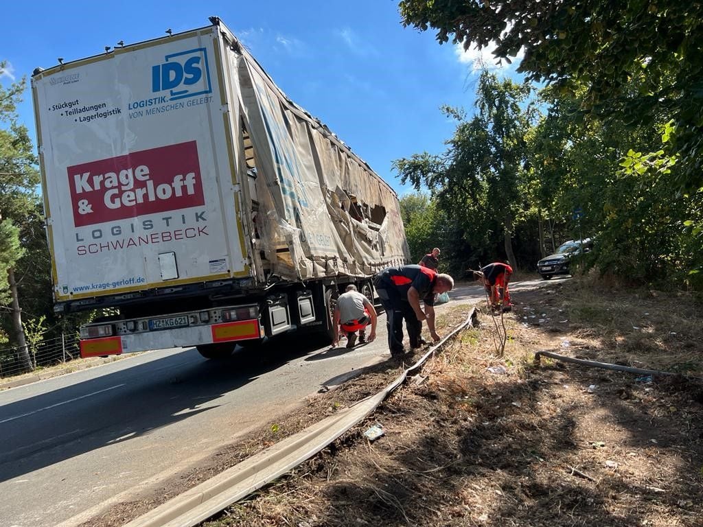 Ein Laster mit Paletten ist auf der Bundesstraße 86 zwischen Mansfeld und Siebigerode umgekippt. Die Bergungsarbeiten sind auch am Samstagnachmittag noch nicht abgeschlossen.