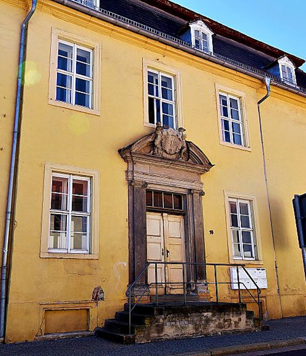 Das Eingangsportal des Gisela-Agnes-Stifts mit fürstlichem Wappen