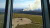 Eine Rauchwolke steigt über dem Wald am Brocken auf. Gut drei Wochen nach dem großen Waldbrand nahe Schierke am Fuße des Brockens im Harz brennt es an dem Berg erneut.