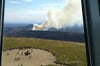 Eine Rauchwolke steigt über dem Wald am Brocken auf. Gut drei Wochen nach dem großen Waldbrand nahe Schierke am Fuße des Brockens im Harz brennt es an dem Berg erneut.