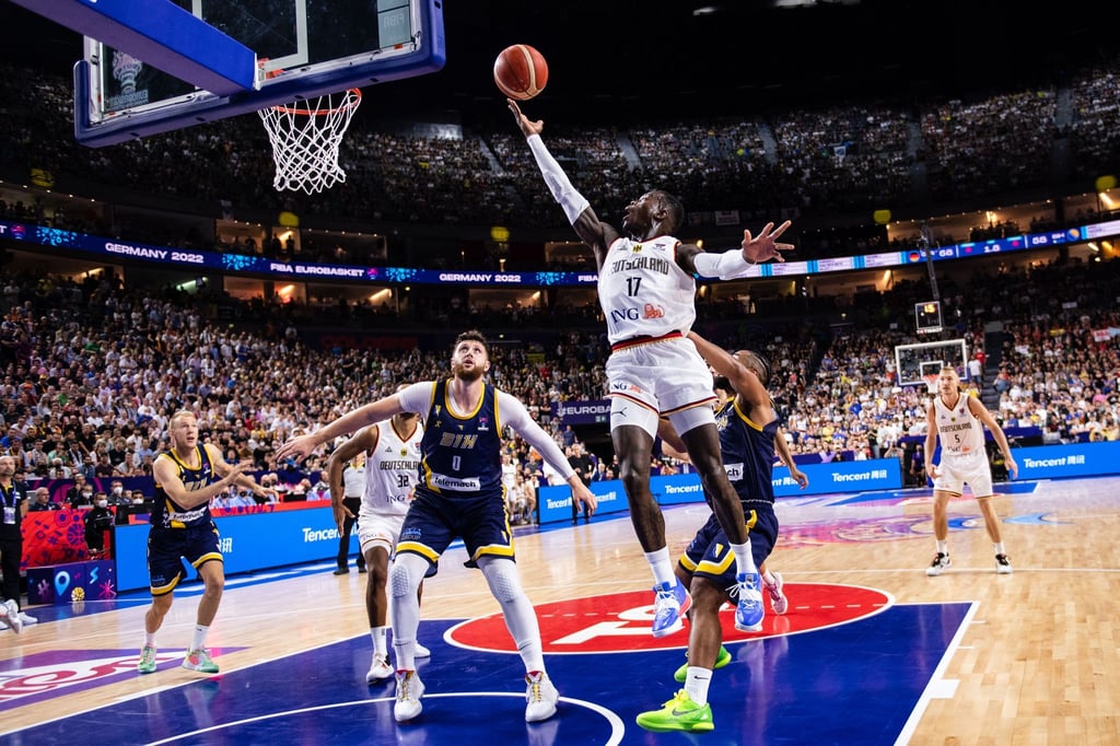 NBA-Profi Dennis Schröder (M.) punktet per Korbleger.