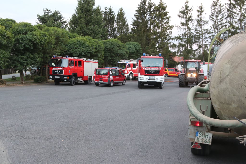 Ein Großaufgebot an Feuerwehren ist in Schwenda vor Ort.