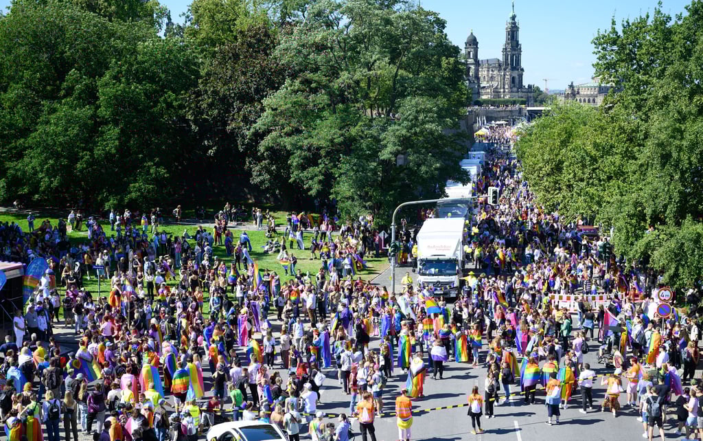 Die Teilnehmer demonstrieren während der Aktionswoche zum Christopher Street Day (CSD) in Dresden.