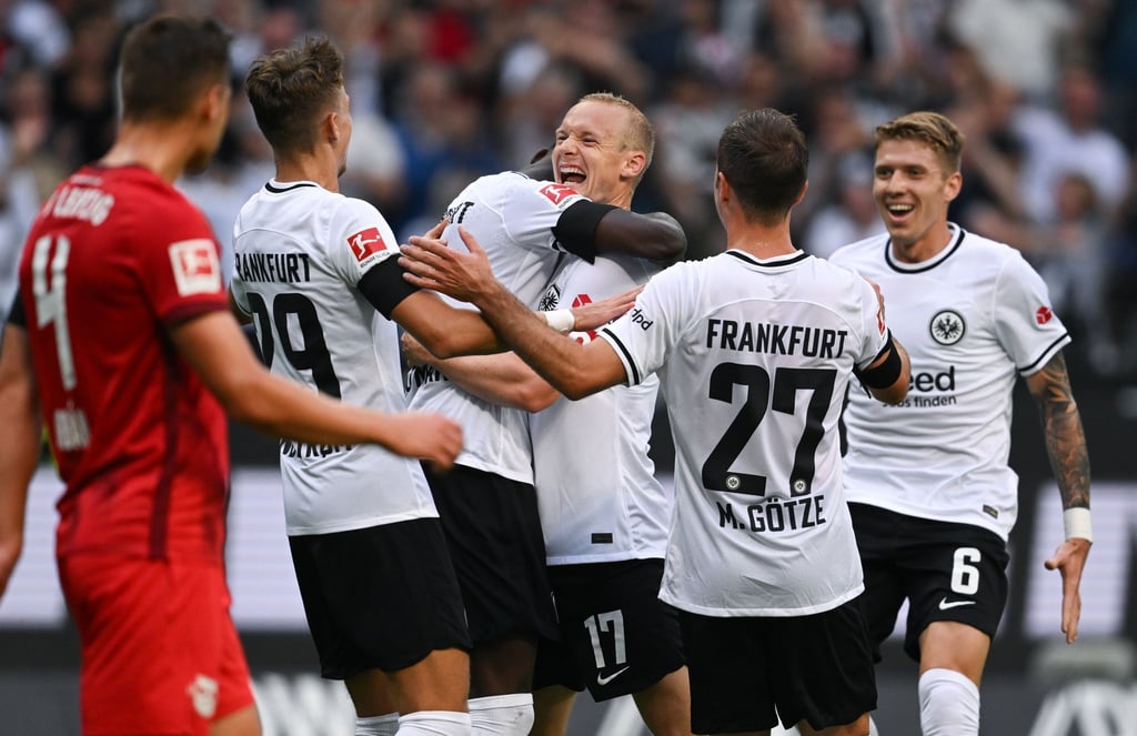 Frankfurter Spieler feiern einen Treffer.