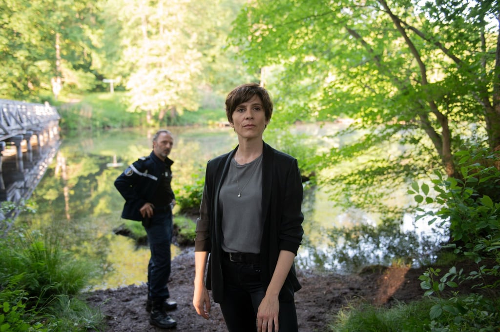 Gerhard Schubecker (Robert Schupp) bringt Judith Mohn (Christina Hecke) an das Flussufer der Nied.