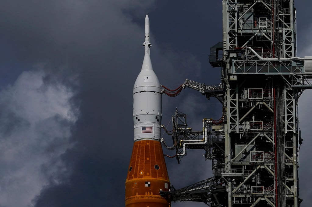 Die neue Mondrakete der Nasa wird bereit gemacht.