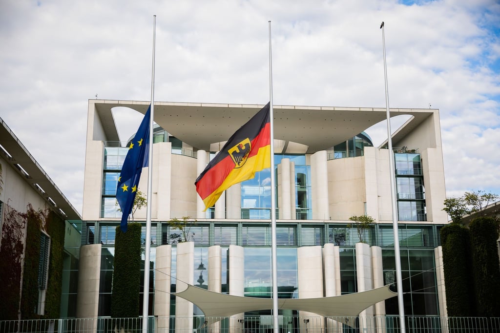 Flaggen am Bundeskanzleramt wehen aus Anlass der Beisetzung von Michail Gorbatschow auf halbmast.