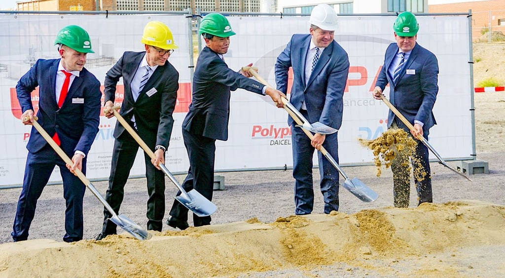 Mit Polyplastics-Präsident Toshio Shiwaku (Mitte) wurde am Freitag der Spatenstich für die Anlage gemacht.
