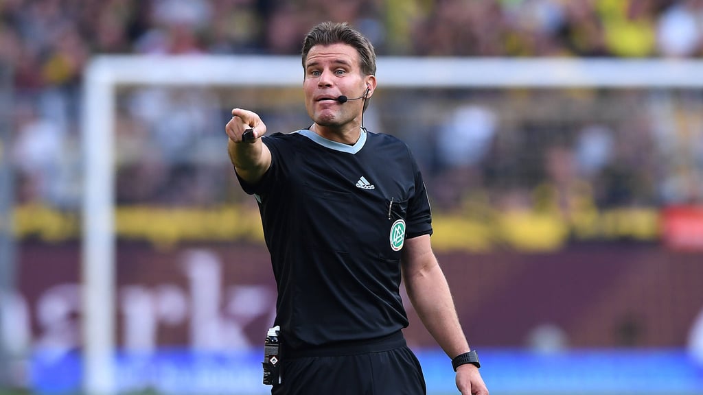 Felix Brych zeigt, wo es lang geht.