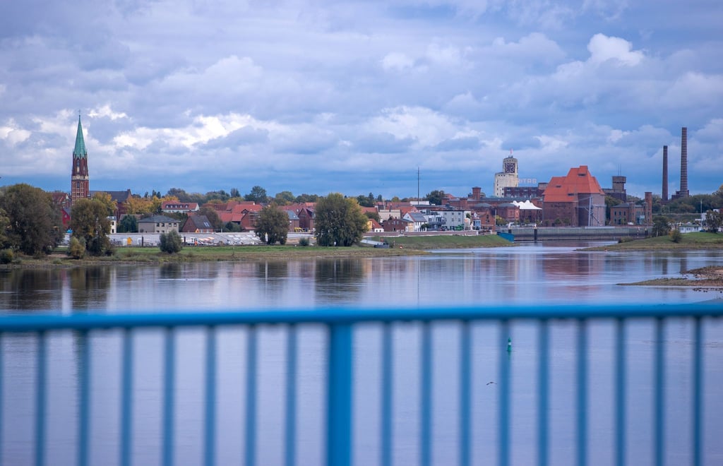 Die Stadt Wittenberge ist von einer Elbebrücke aus zu sehen.
