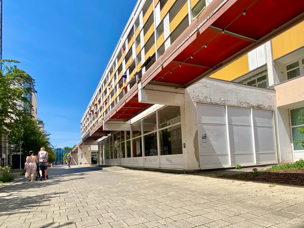 Blick auf die Scheibe Nord in Dessau, wo ein ausgefallener Fahrstuhl seit Wochen für Ärger sorgt.