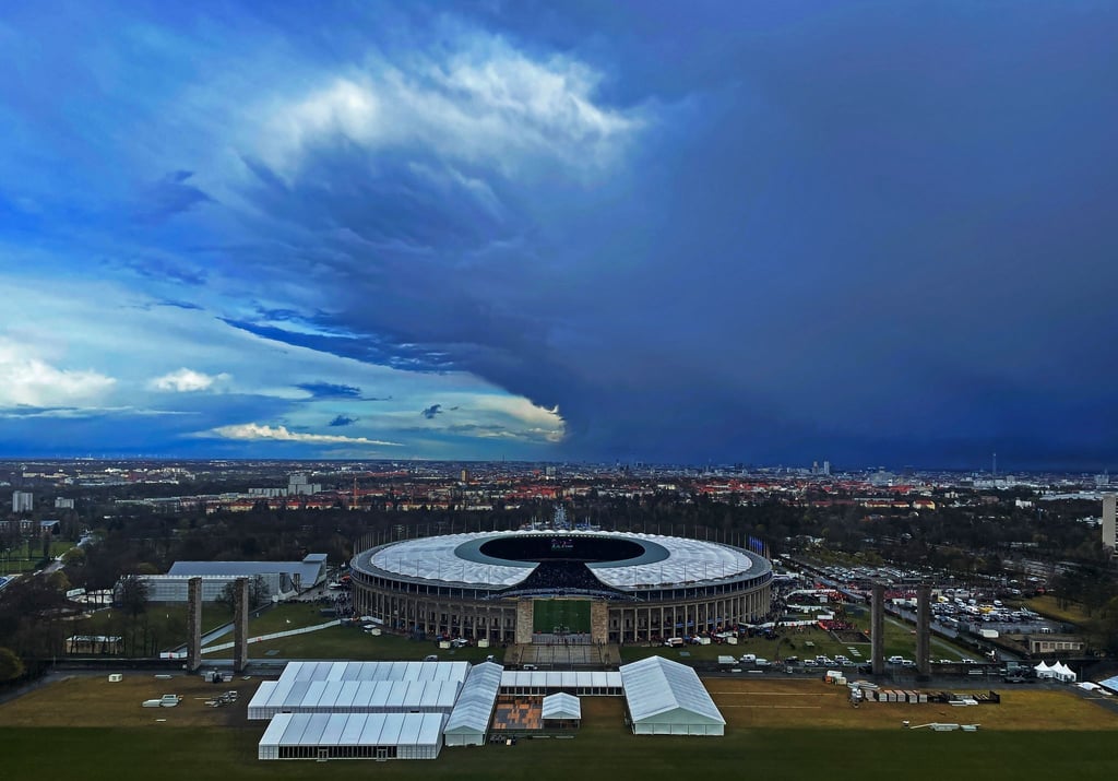 Ein dunkles Wolkenband zieht über das Berliner Olympiastadion.