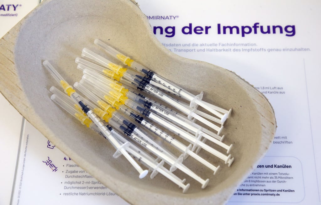 Spritzen mit Impfserum liegen in einer Praxis einer Hausärztin für die Booster-Impfung mit dem Comirnaty-Impfstoff des Herstellers Biontech/Pfizer bereit.