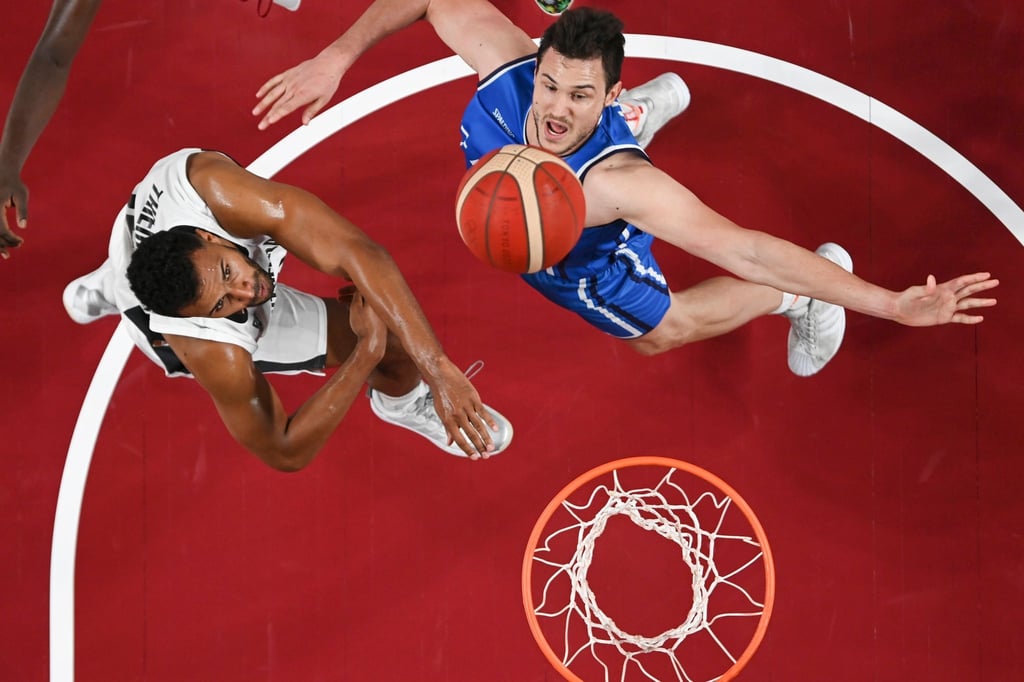 Danilo Gallinari kämpft am Korb um einen Rebound.