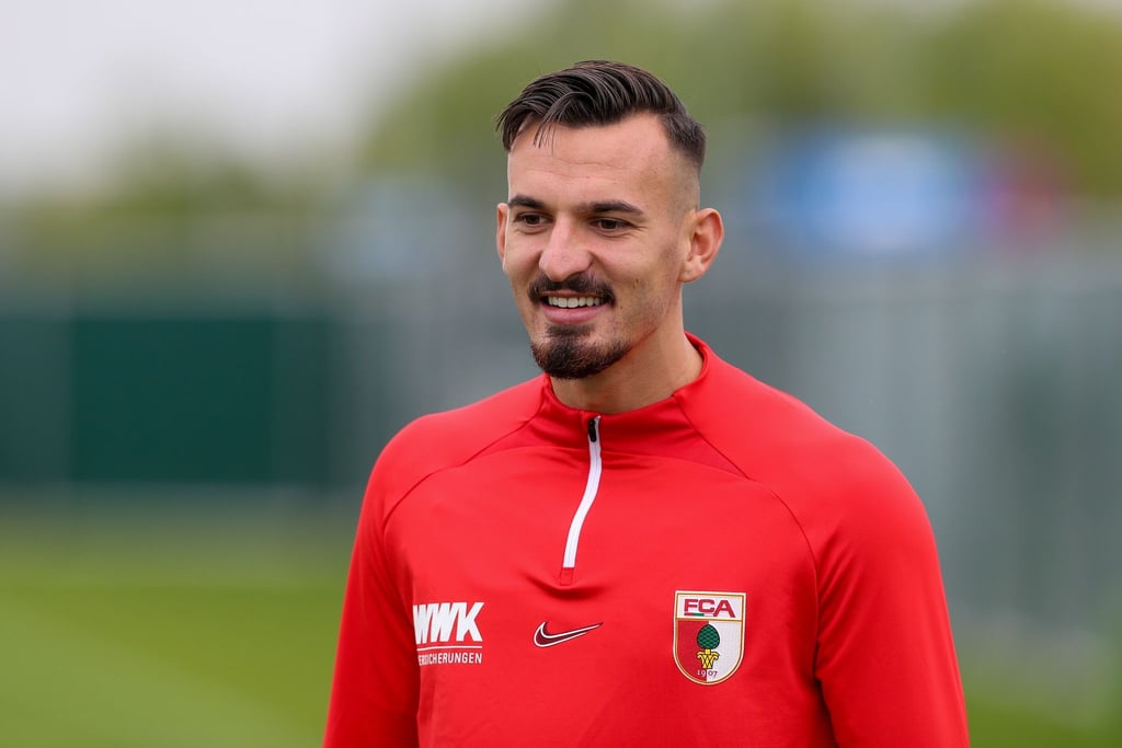 Der FC Augsburg hat U21-Europameister Mergim Berisha verpflichtet.