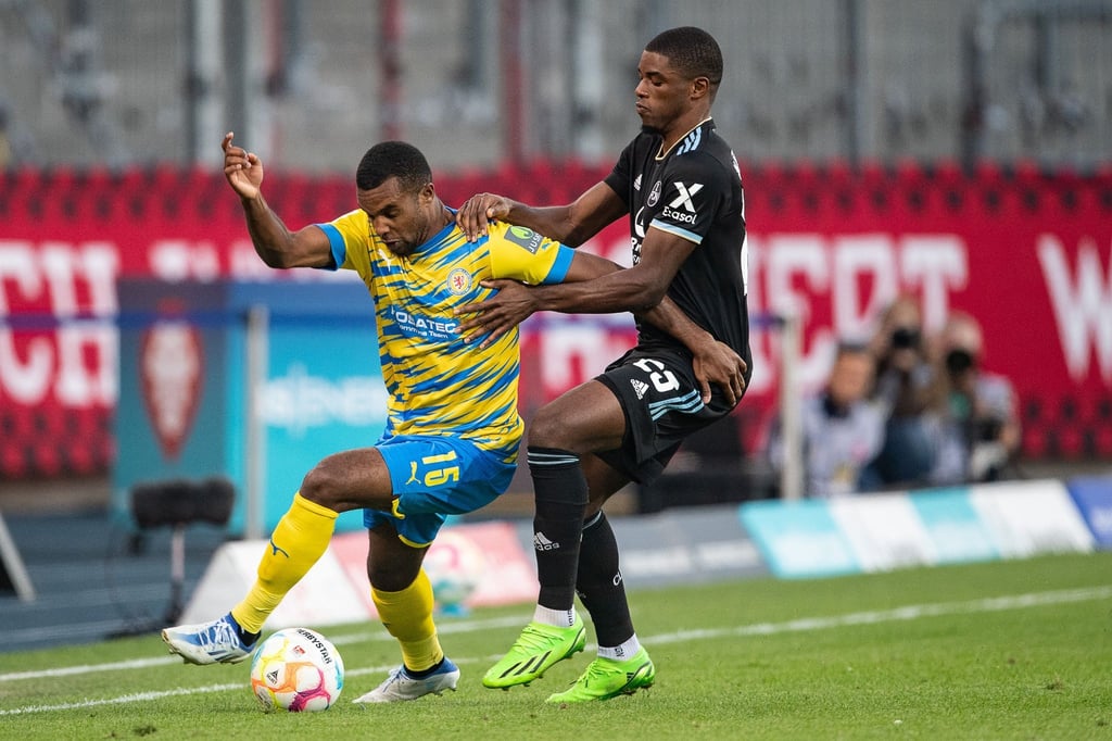 Braunschweigs Nathan de Medina (l) spielt gegen Nürnbergs Kwadwo Duah.