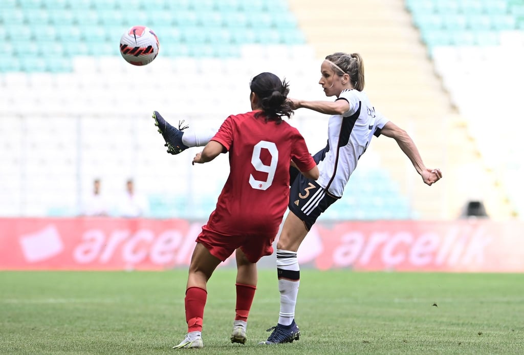 Kathrin-Julia Hendrich (r) ist vor der Türkin Busem Seker am Ball.