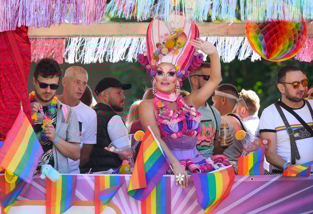 Teilnehmer der Christopher Street Day-Demo auf einem Wagen am Terrassenufer in Dresden.