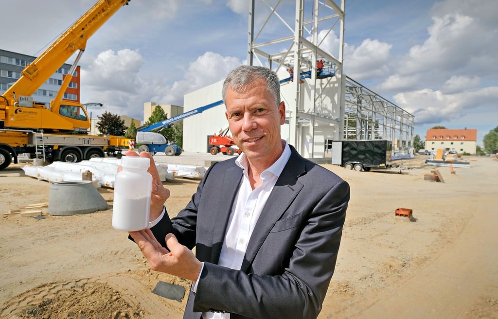 Geschäftsführer Oliver Kolbe auf der Baustelle der beachemie GmbH: In Bitterfeld sollen pro Jahr 25.000 Tonnen feines Salz produziert werden.