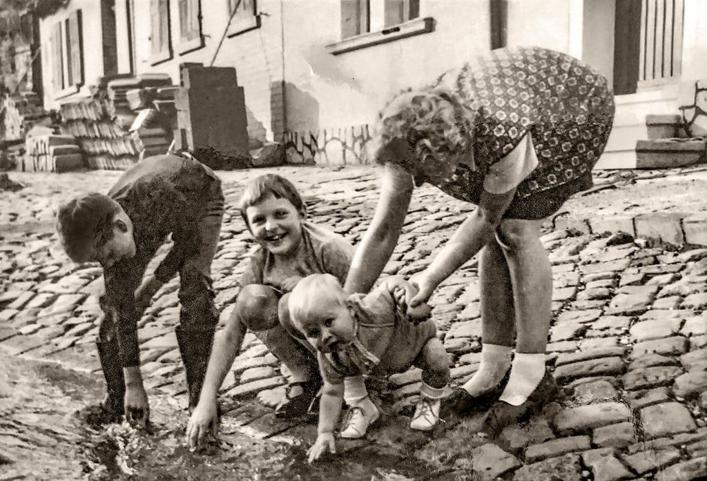 Spielen im Hadebornbach vor der Haustür: Bis in die 80er Jahre war das möglich. Die Kinder der Familie Kürbis kannten das noch (Bild Ende 1960er).