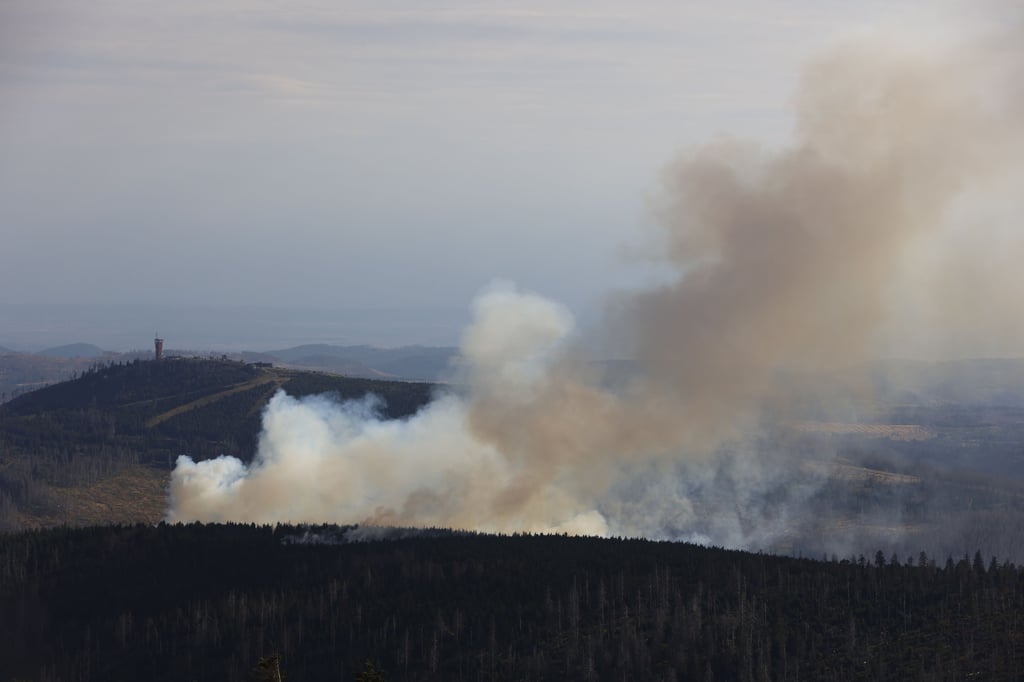 Rauchsäulen steigen am Sonnabend (3.9.22) am Brocken auf.