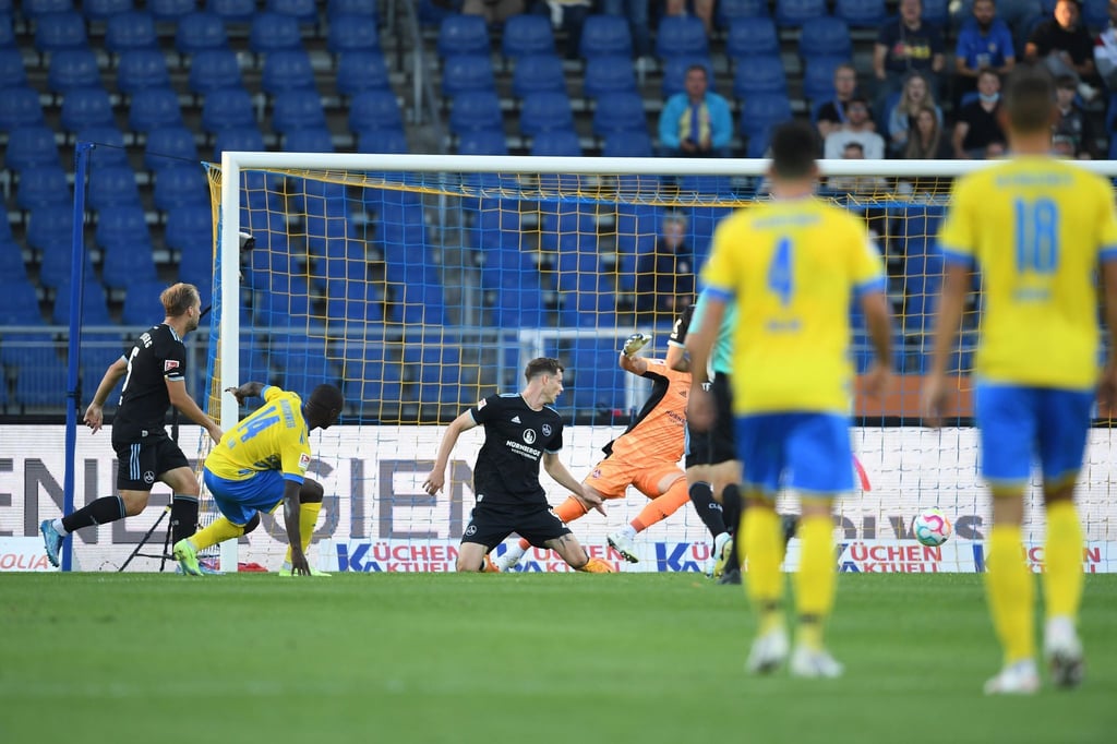 Braunschweigs Anthony Ujah (2.v.l) erzielt das Tor zum 2:2 gegen den FC Nürnberg.