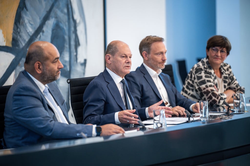 Der Koalitionsausschuss des Ampelbündnisses hat ein neues Entlastungspaket für die Bürger beschlossen. Am Sonntag legte der Koalitionsausschuss ein Beschlusspapier vor. V.l.n.r.: Omid Nouripour (Grüne/B90, l.), Olaf Scholz (SPD), Christian Lindner (FDP), Saskia Esken (SPD).