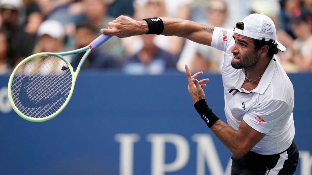 Der Italiener Matteo Berrettini hat sich mit 3:6, 7:6 (7:2), 6:3, 4:6 und 6:2 gegen den Spanier Alejandro Davidovich Fokina durchgesetzt.