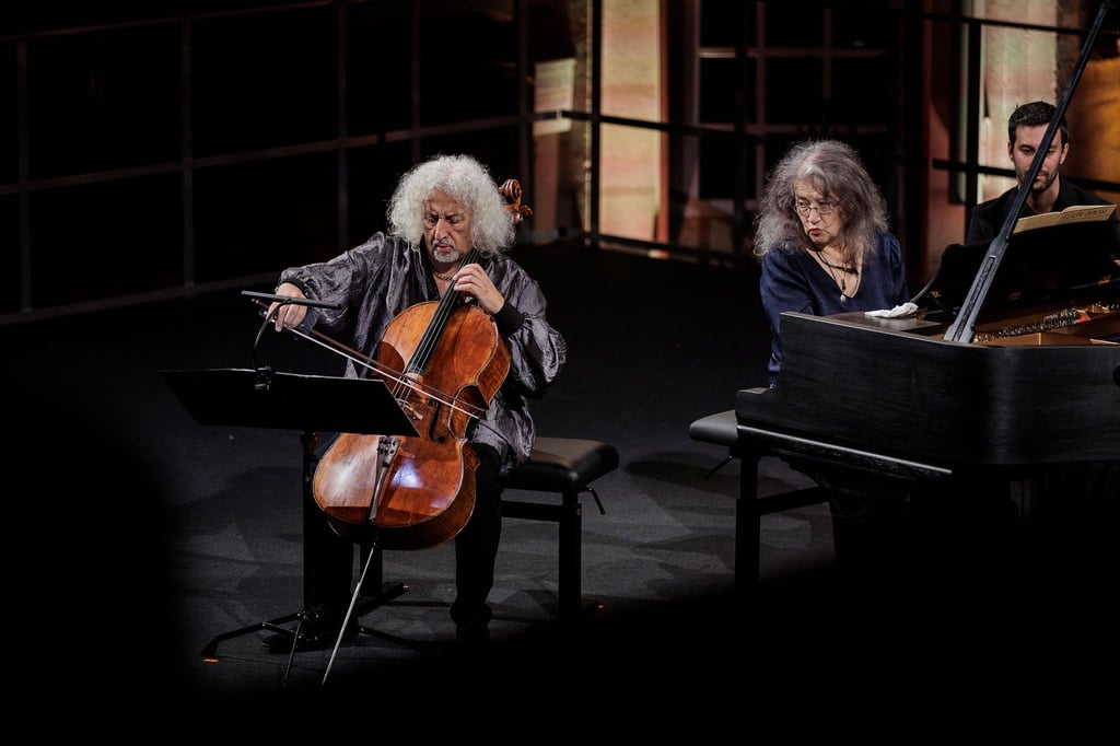 Martha Argerich am Klavier und Mischa Maisky am Cello.