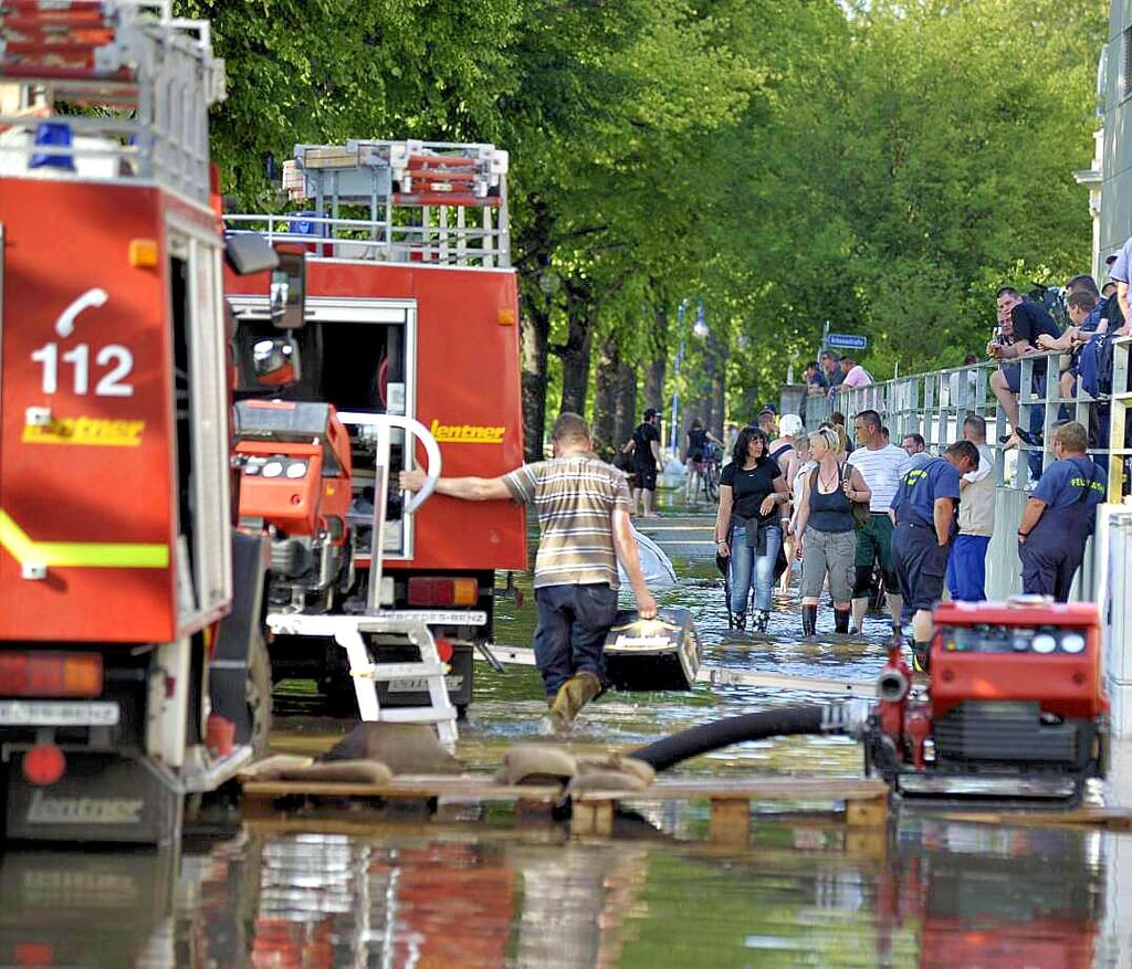 Ein Bild von der Flut 2013: Feuerwehren pumpen hier das Wasser aus den Mehrfamilienhäusern an der Elbe in Magdeburg.