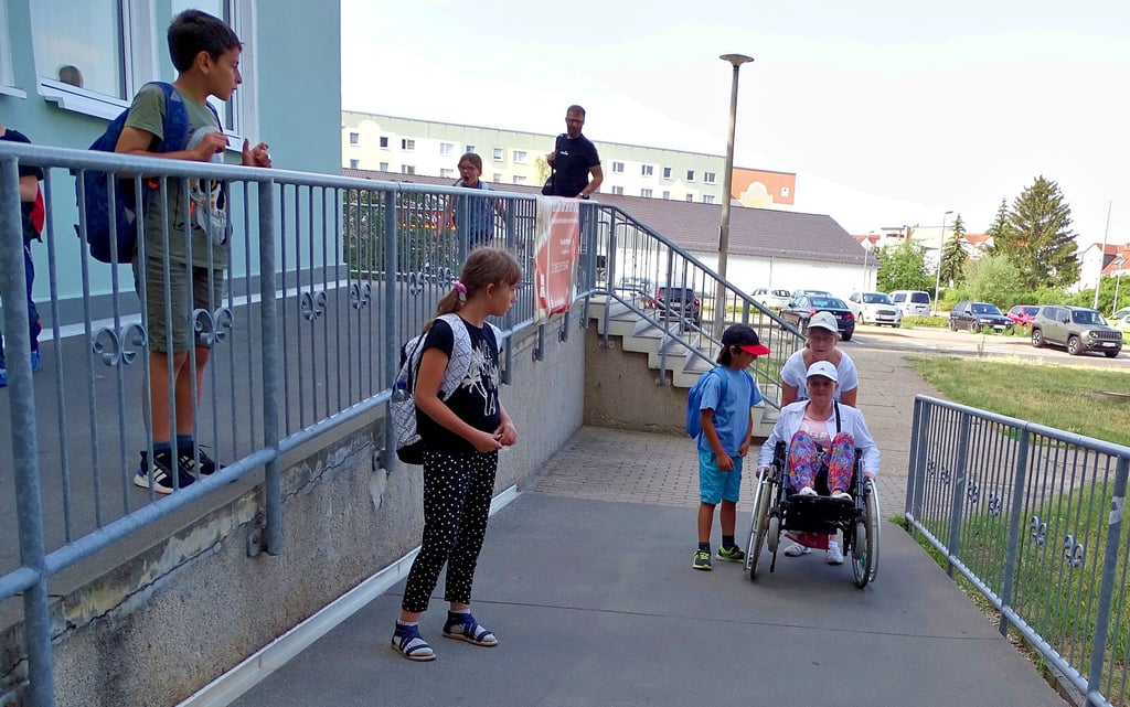 Mutter Christiane Richter und ihre im Rollstuhl sitzende Tochter Claudia sind auf Rampen wie diese bei der Sparkasse in Moskauer Straße angewiesen. Ohne kämen sie nicht rein.