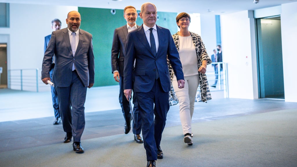 Ampel-Koalitionäre auf dem Weg zur Verkündung.