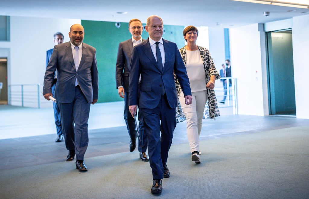 Ampel-Koalitionäre auf dem Weg zur Verkündung.