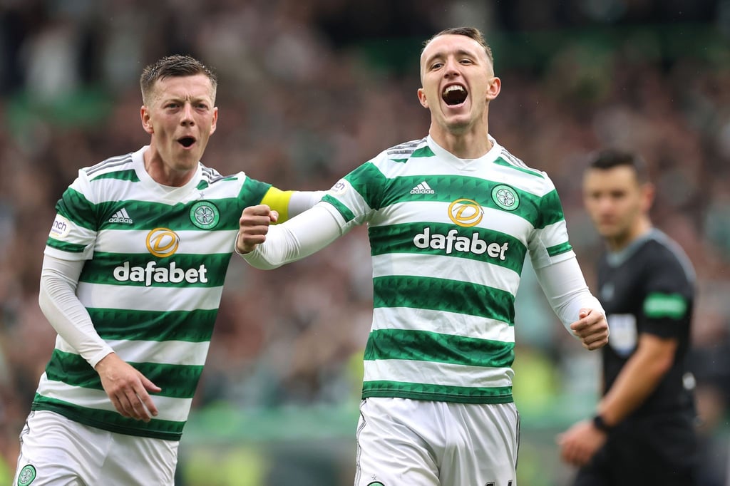 Die Celtics um David Turnbull (r) setzten sich im Derby durch.