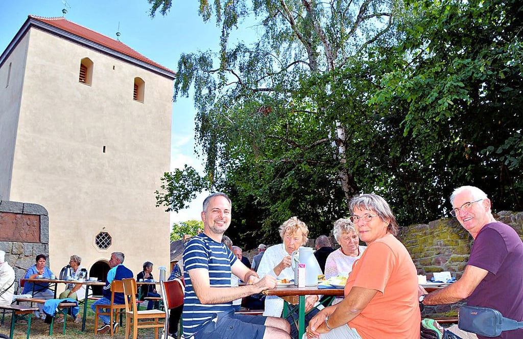 Auch der Emdener Gemeindechronist Mathias Weiß (Mitte) genießt nach dem Gottesdienst mit den Gästen Kaffee und Kuchen.