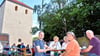  Auch der Emdener Gemeindechronist Mathias Weiß (Mitte) genießt nach dem Gottesdienst mit den Gästen Kaffee und Kuchen.