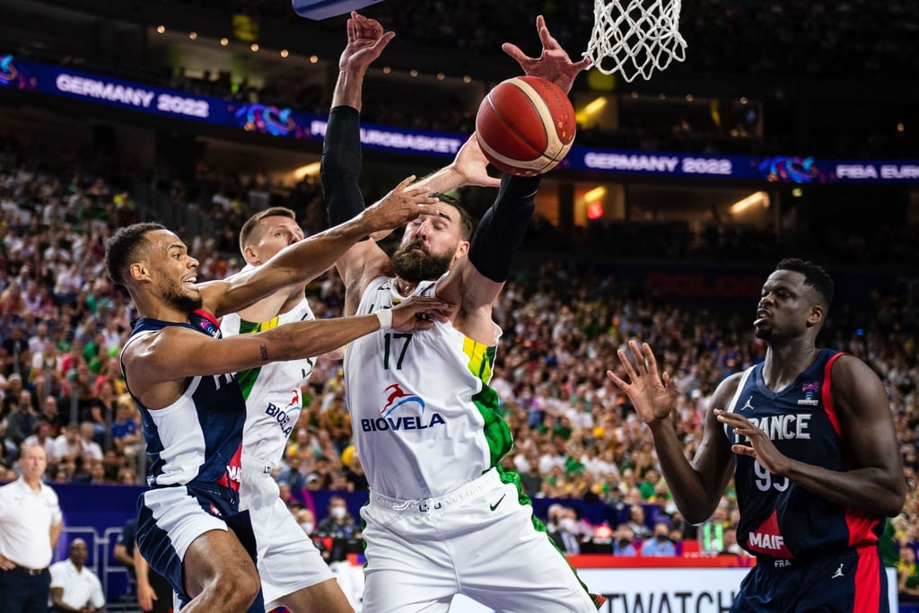 Frankreichs Elie Okobo (l) und Litauens Jonas Valanciunas kämpfen um den Ball.